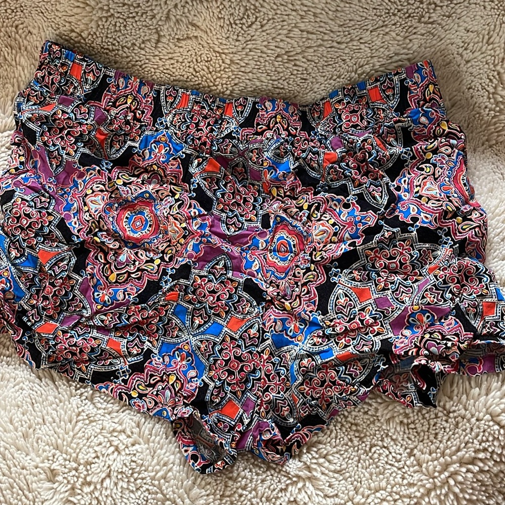 Multicolored patterned shorts - Picture 3 of 5
